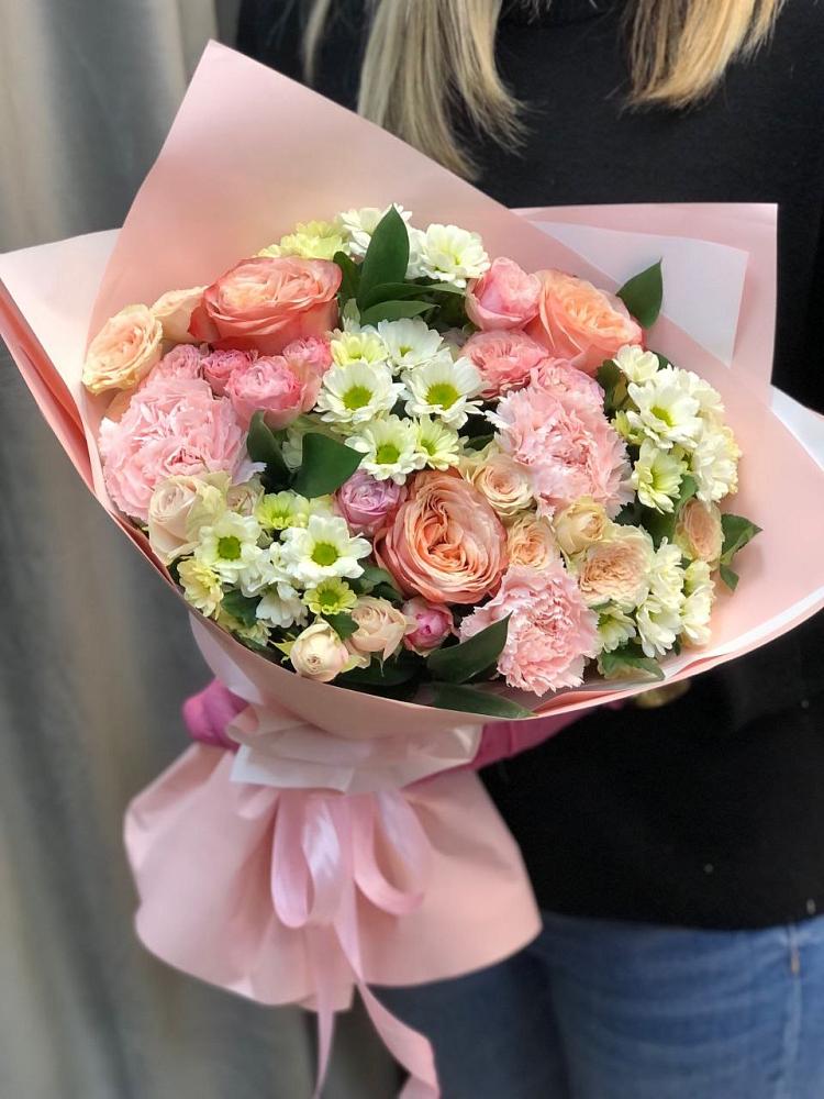 Букет нежные объятья в Дербенте Букет цветов из: Гвоздики, Розы и Хризантемы в Дербенте