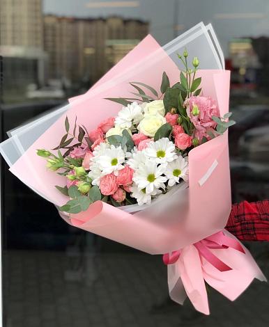 Букет цветов из: Розы, Лизиантусы и Хризантемы в Дербенте